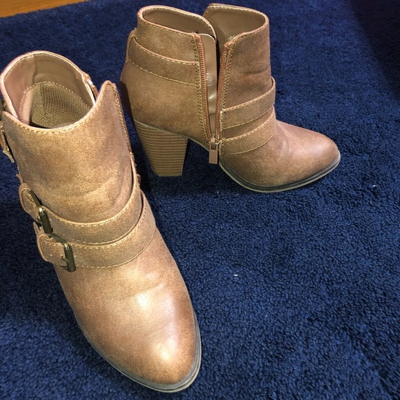 Brown heeled booties - Picture 3 of 3